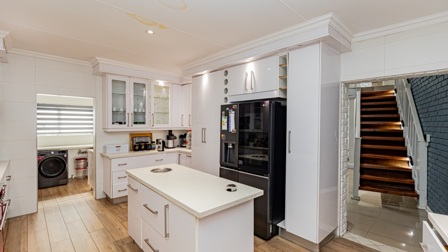 5 Bedroom Property for Sale in Moreleta Park Gauteng