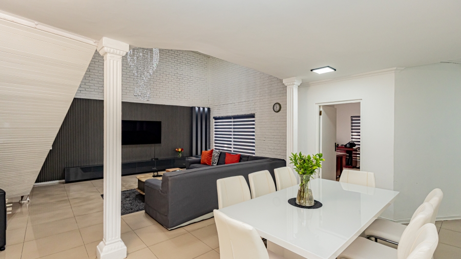 5 Bedroom Property for Sale in Moreleta Park Gauteng