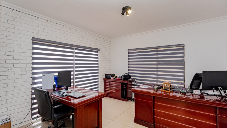 5 Bedroom Property for Sale in Moreleta Park Gauteng