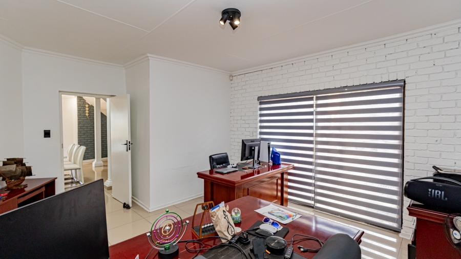 5 Bedroom Property for Sale in Moreleta Park Gauteng
