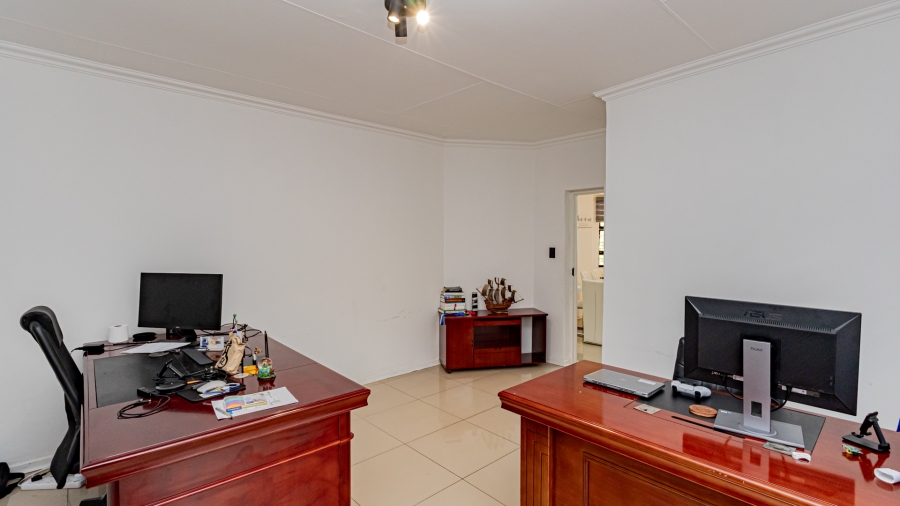 5 Bedroom Property for Sale in Moreleta Park Gauteng