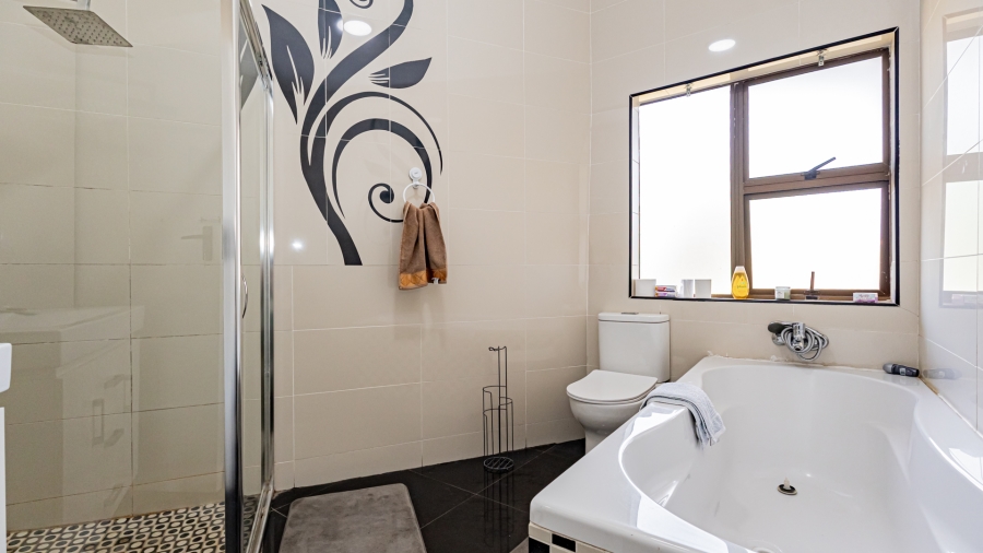 5 Bedroom Property for Sale in Moreleta Park Gauteng