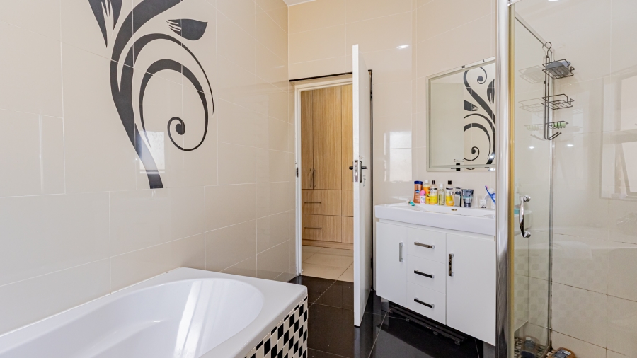 5 Bedroom Property for Sale in Moreleta Park Gauteng