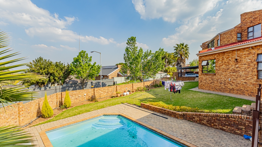 5 Bedroom Property for Sale in Moreleta Park Gauteng