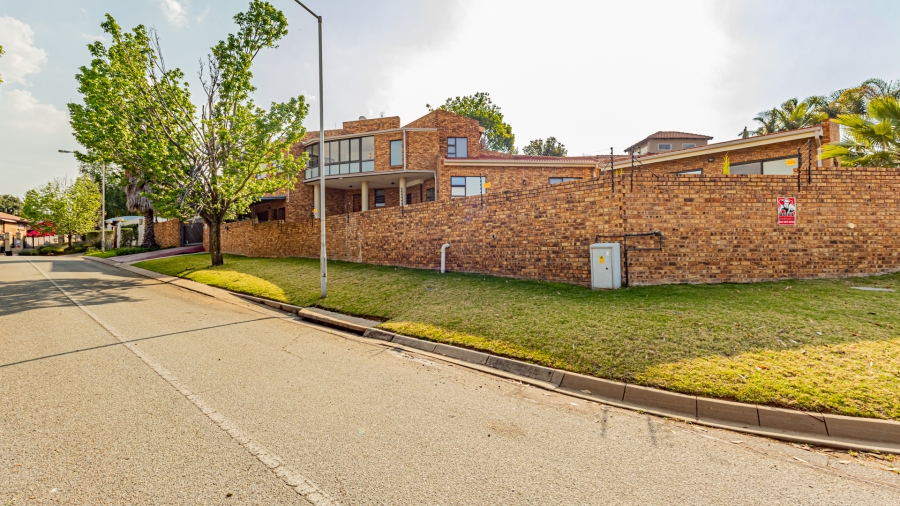 5 Bedroom Property for Sale in Moreleta Park Gauteng