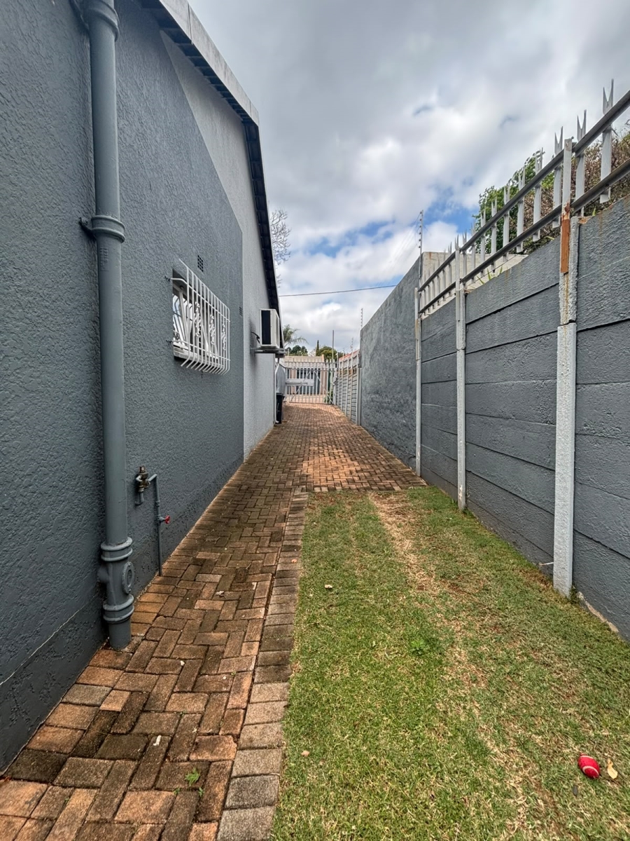 To Let 3 Bedroom Property for Rent in Linden Gauteng