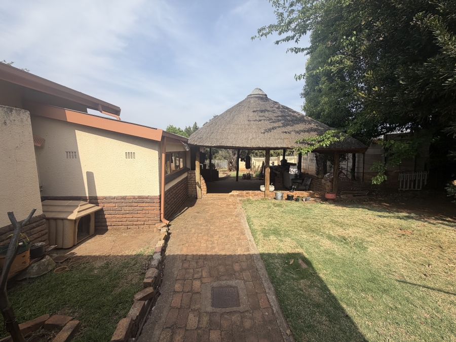 To Let 4 Bedroom Property for Rent in Erasmia Gauteng