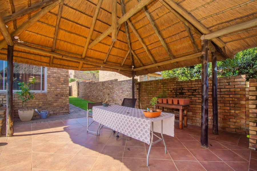 2 Bedroom Property for Sale in Wilgeheuwel Gauteng