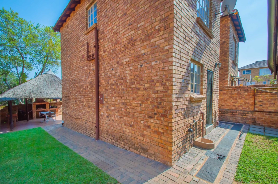 2 Bedroom Property for Sale in Wilgeheuwel Gauteng