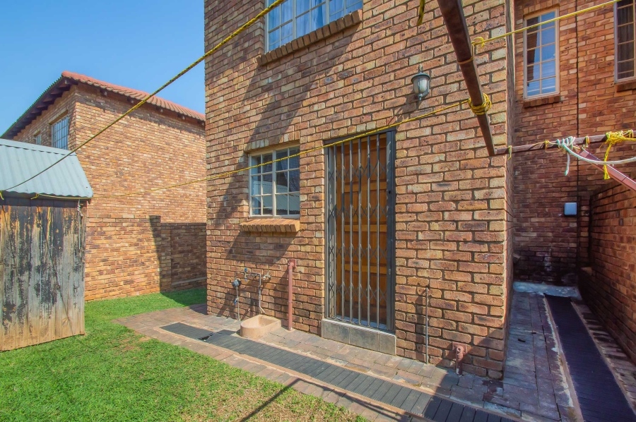 2 Bedroom Property for Sale in Wilgeheuwel Gauteng