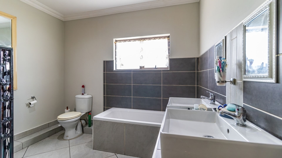5 Bedroom Property for Sale in Freeway Park Gauteng