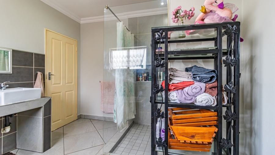 5 Bedroom Property for Sale in Freeway Park Gauteng