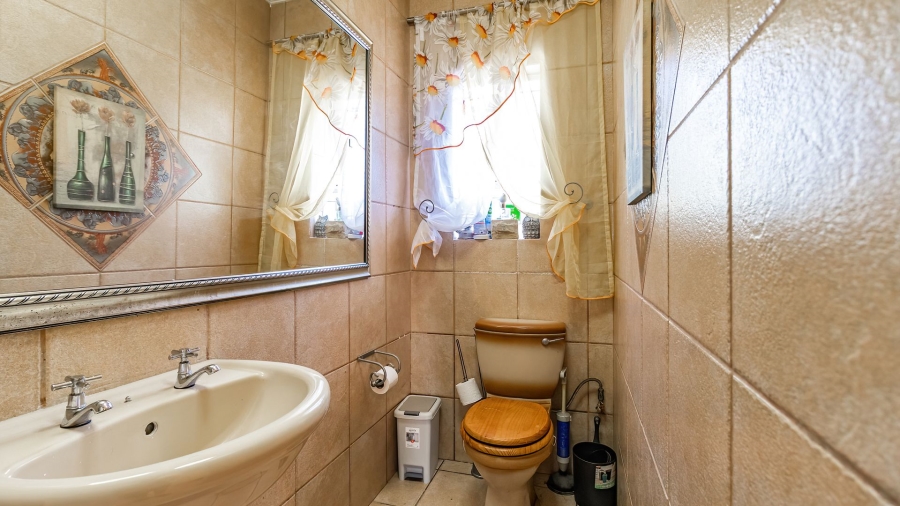 5 Bedroom Property for Sale in Freeway Park Gauteng