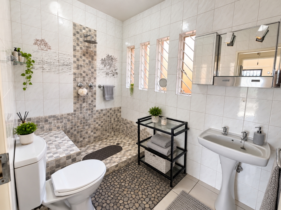 4 Bedroom Property for Sale in Bassonia Gauteng
