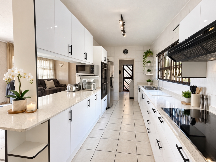 4 Bedroom Property for Sale in Bassonia Gauteng