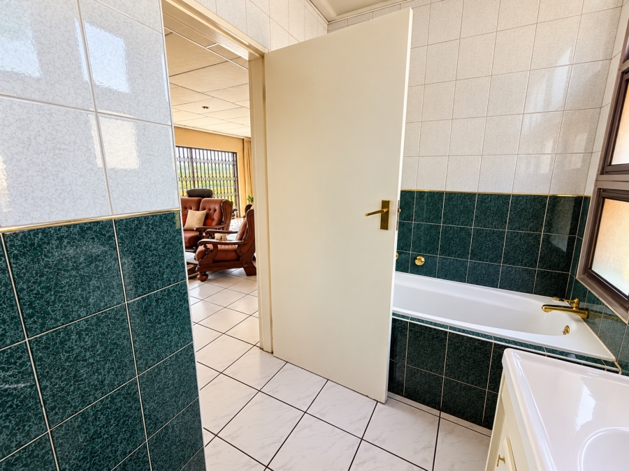 4 Bedroom Property for Sale in Bassonia Gauteng