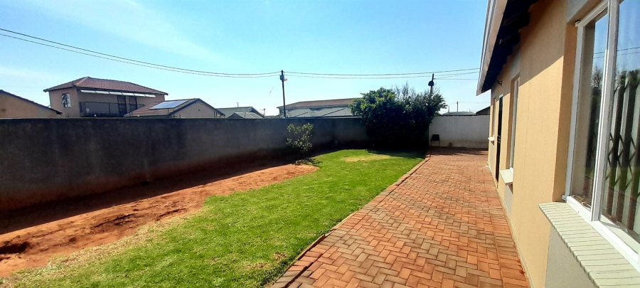 To Let 3 Bedroom Property for Rent in Protea Glen Gauteng