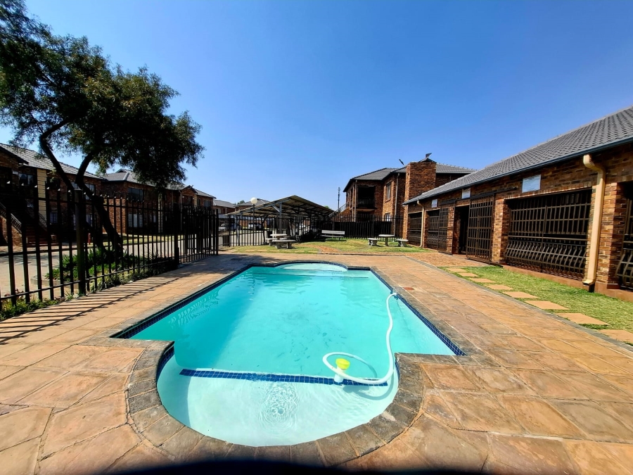 2 Bedroom Property for Sale in Sonneveld Gauteng
