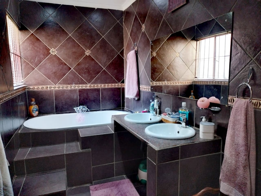 5 Bedroom Property for Sale in Brackendowns Gauteng