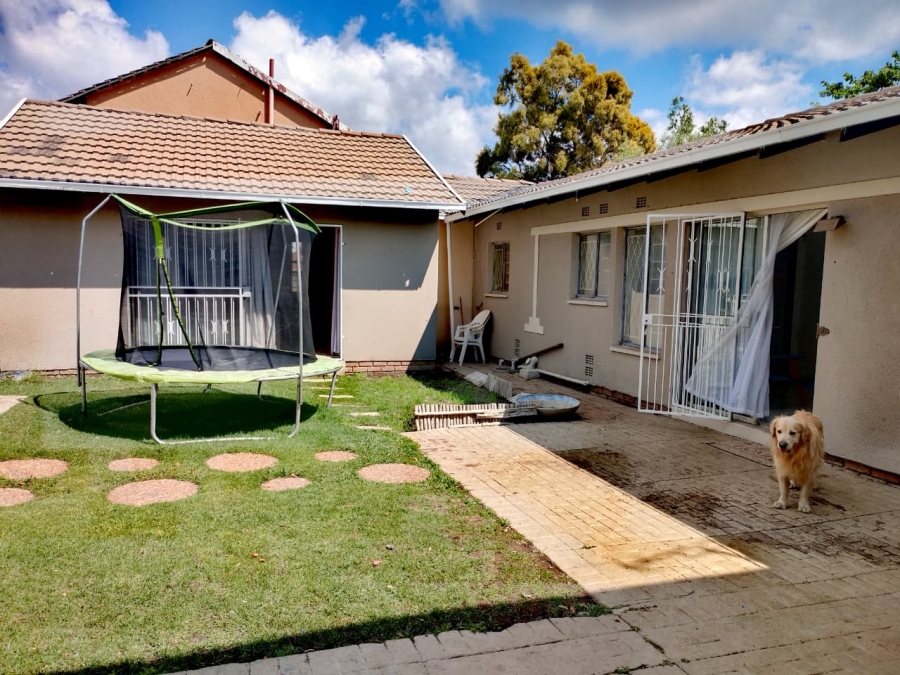 5 Bedroom Property for Sale in Brackendowns Gauteng