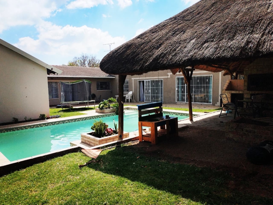 5 Bedroom Property for Sale in Brackendowns Gauteng