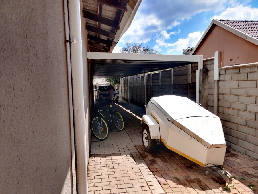 5 Bedroom Property for Sale in Brackendowns Gauteng