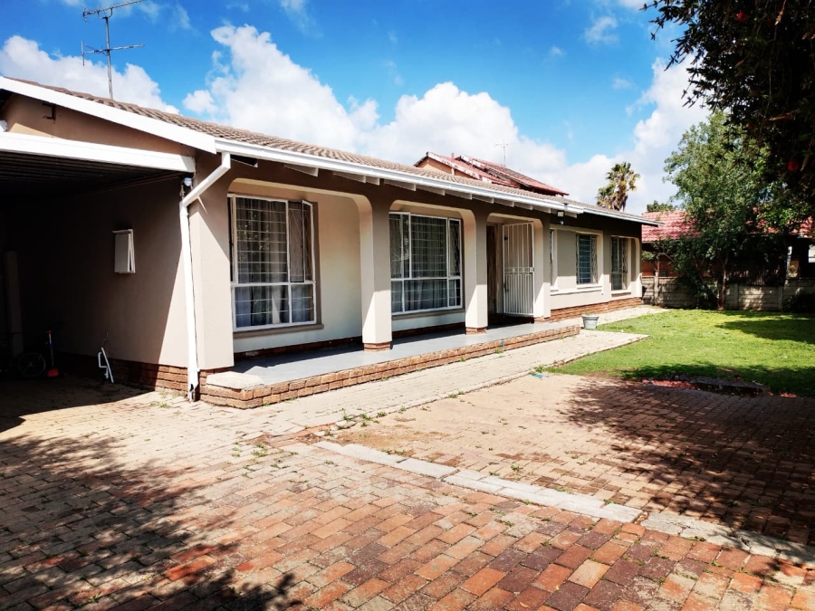 5 Bedroom Property for Sale in Brackendowns Gauteng