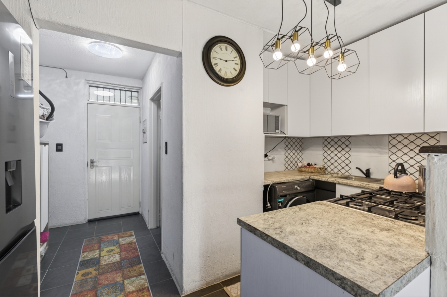1 Bedroom Property for Sale in Bryanston Gauteng