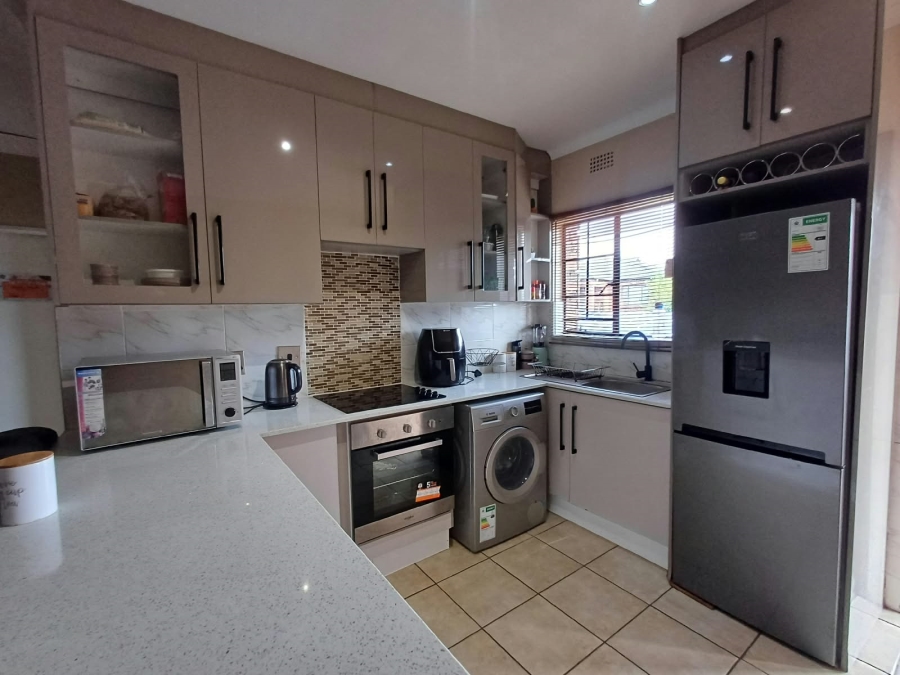 To Let 2 Bedroom Property for Rent in Sonneveld Gauteng