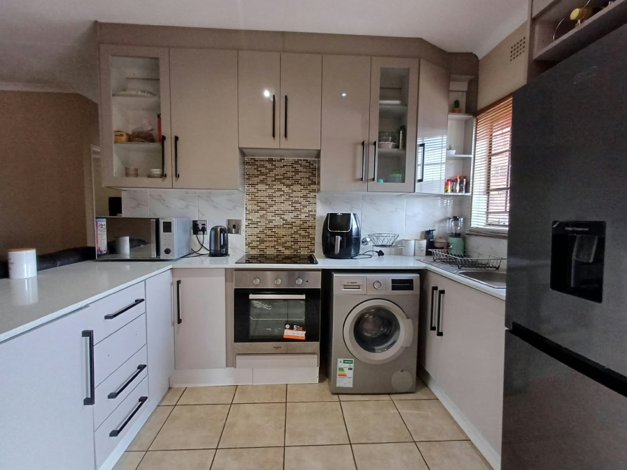 To Let 2 Bedroom Property for Rent in Sonneveld Gauteng