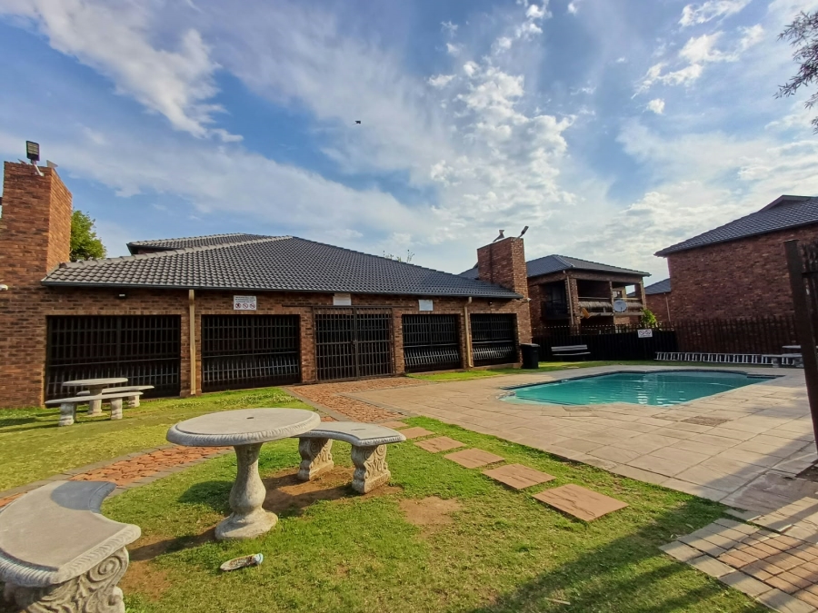 To Let 2 Bedroom Property for Rent in Sonneveld Gauteng