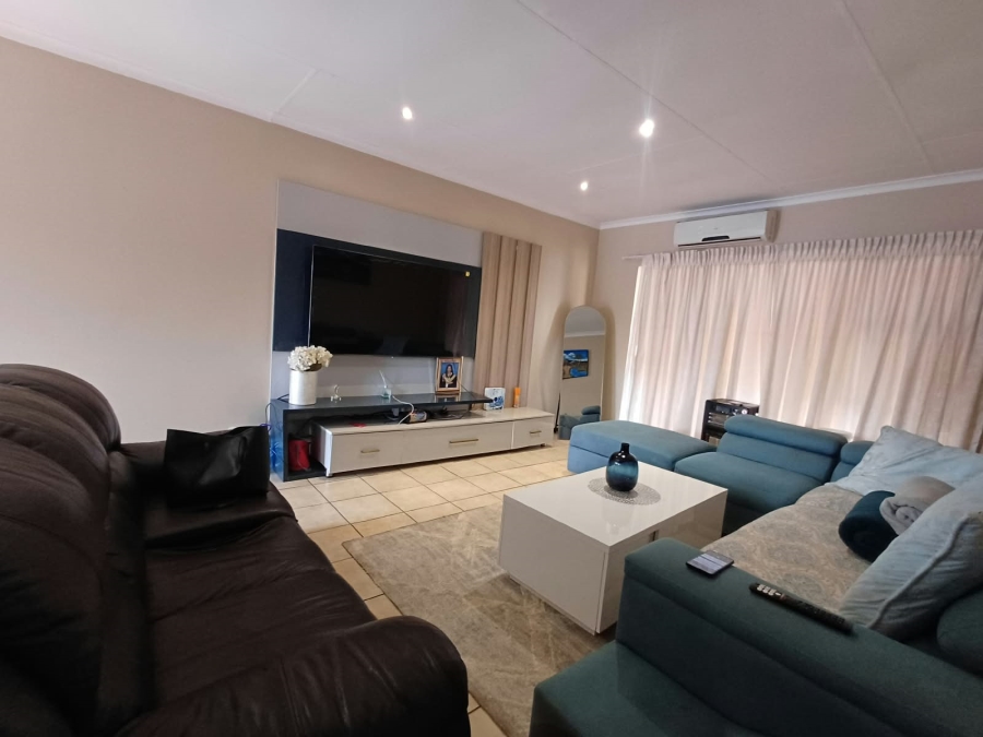 To Let 2 Bedroom Property for Rent in Sonneveld Gauteng
