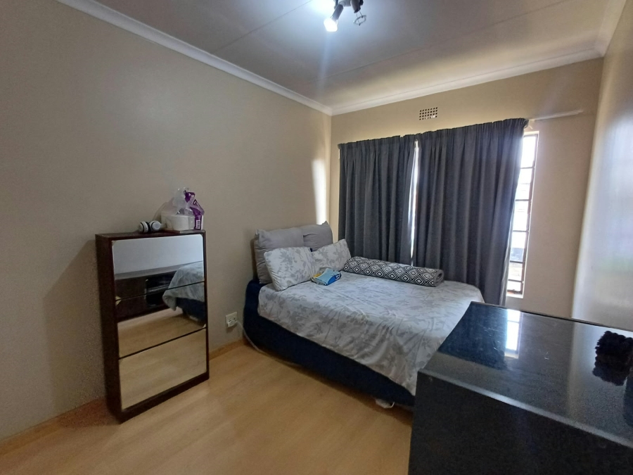 To Let 2 Bedroom Property for Rent in Sonneveld Gauteng