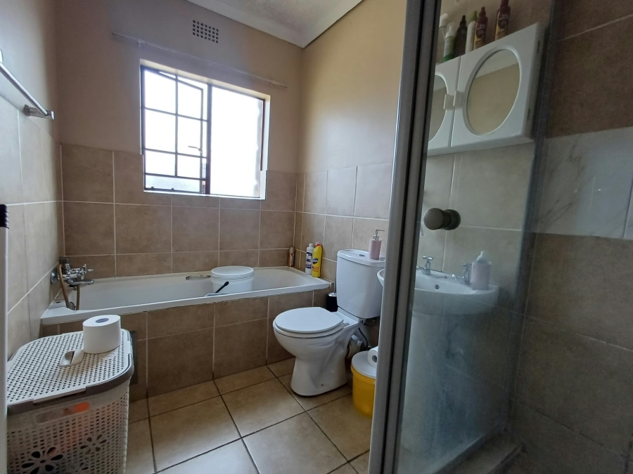 To Let 2 Bedroom Property for Rent in Sonneveld Gauteng