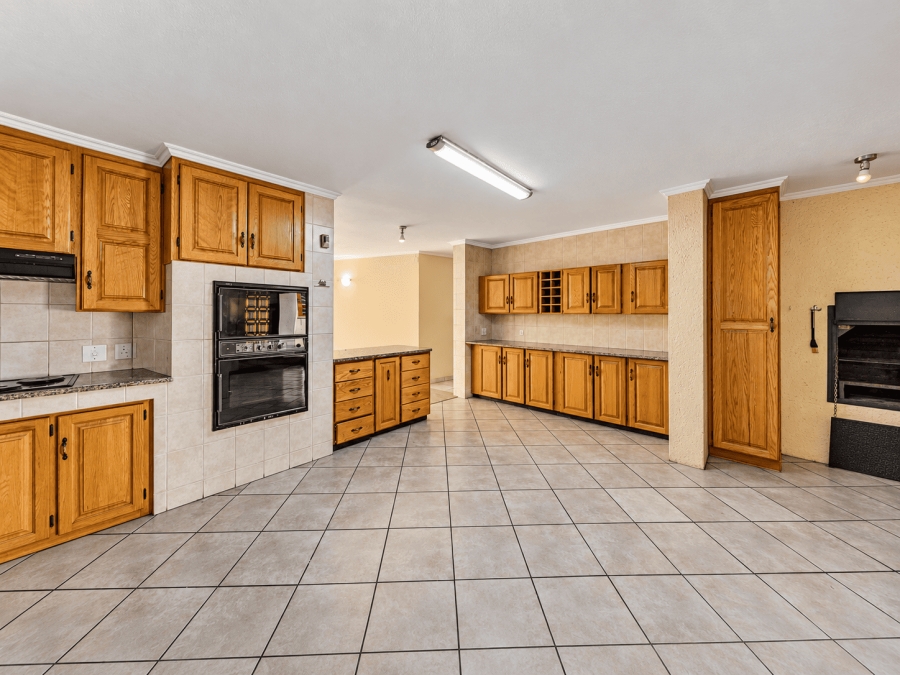 5 Bedroom Property for Sale in Moreleta Park Gauteng