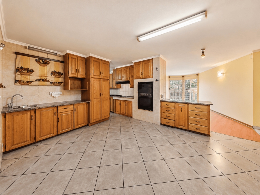 5 Bedroom Property for Sale in Moreleta Park Gauteng