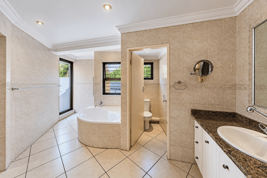 5 Bedroom Property for Sale in Moreleta Park Gauteng