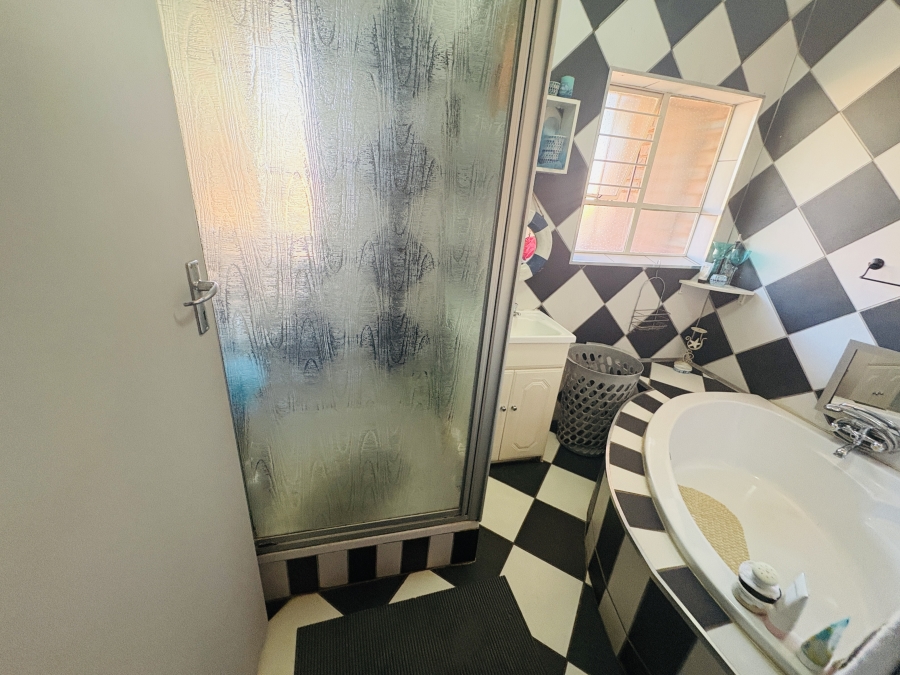4 Bedroom Property for Sale in Karenpark Gauteng