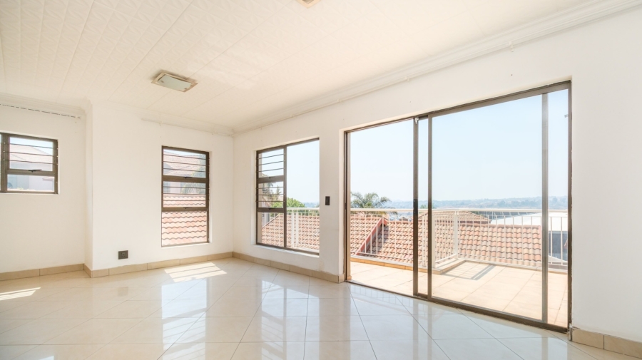 2 Bedroom Property for Sale in Little Falls Gauteng
