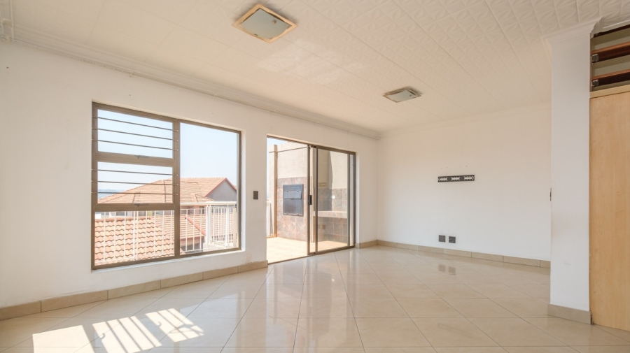 2 Bedroom Property for Sale in Little Falls Gauteng