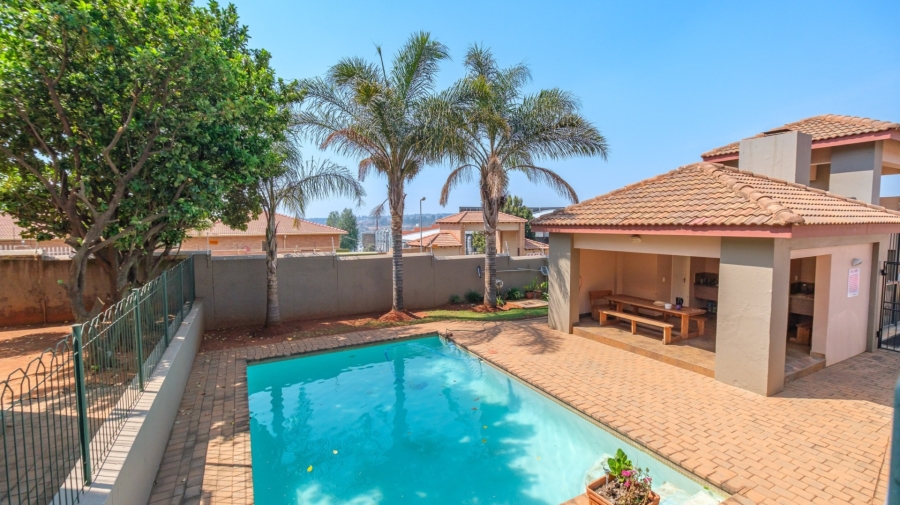 2 Bedroom Property for Sale in Little Falls Gauteng