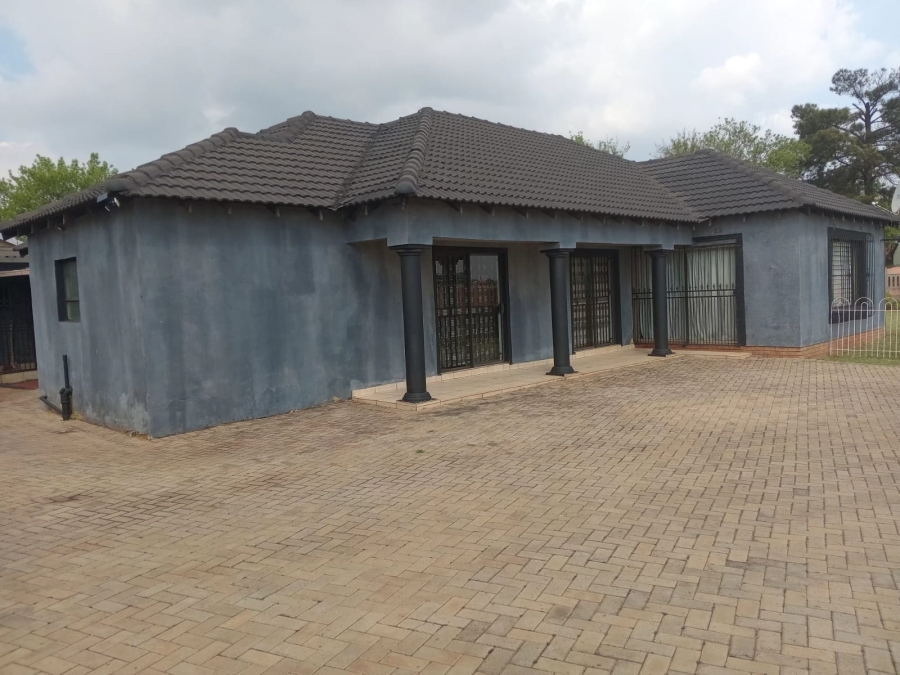 13 Bedroom Property for Sale in Rondebult Gauteng