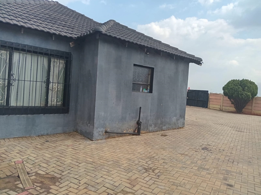 13 Bedroom Property for Sale in Rondebult Gauteng