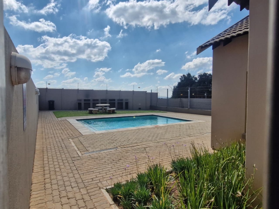 To Let 2 Bedroom Property for Rent in Ruimsig Gauteng