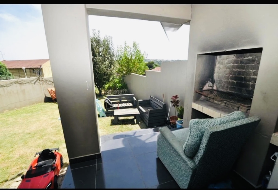 To Let 2 Bedroom Property for Rent in Vorna Valley Gauteng