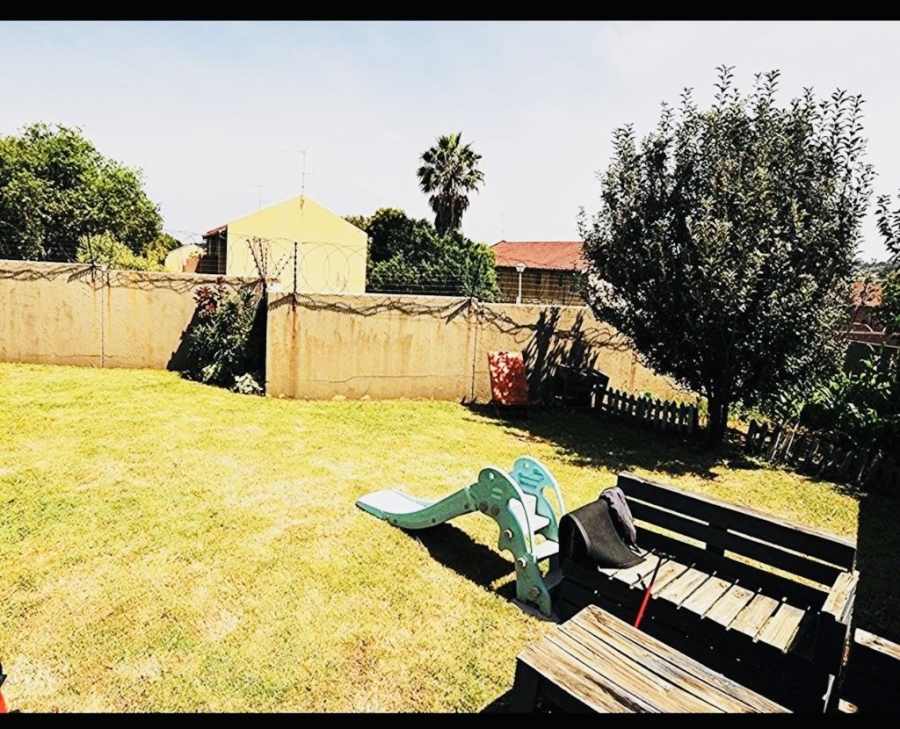 To Let 2 Bedroom Property for Rent in Vorna Valley Gauteng