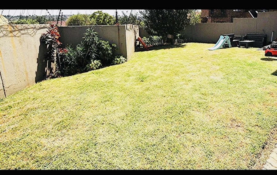 To Let 2 Bedroom Property for Rent in Vorna Valley Gauteng