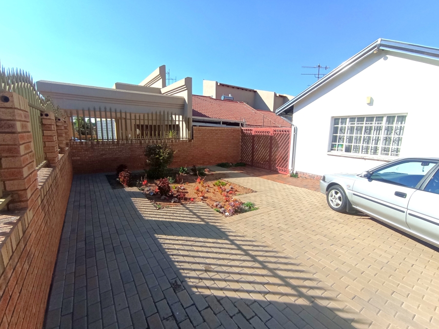 3 Bedroom Property for Sale in Lenasia South Gauteng