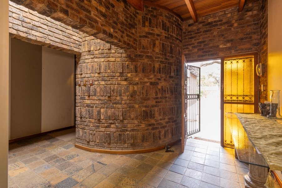 6 Bedroom Property for Sale in Silverton Gauteng