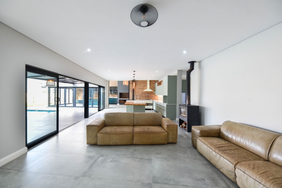 5 Bedroom Property for Sale in Midstream Heights Gauteng